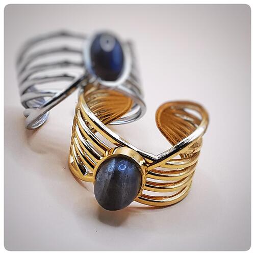 Brillez comme l’aurore : Avec son cabochon en labradorite, Aurore est le bijou parfait pour les signes du Cancer, Scorpion et Sagittaire. Protection et éclat au programme !