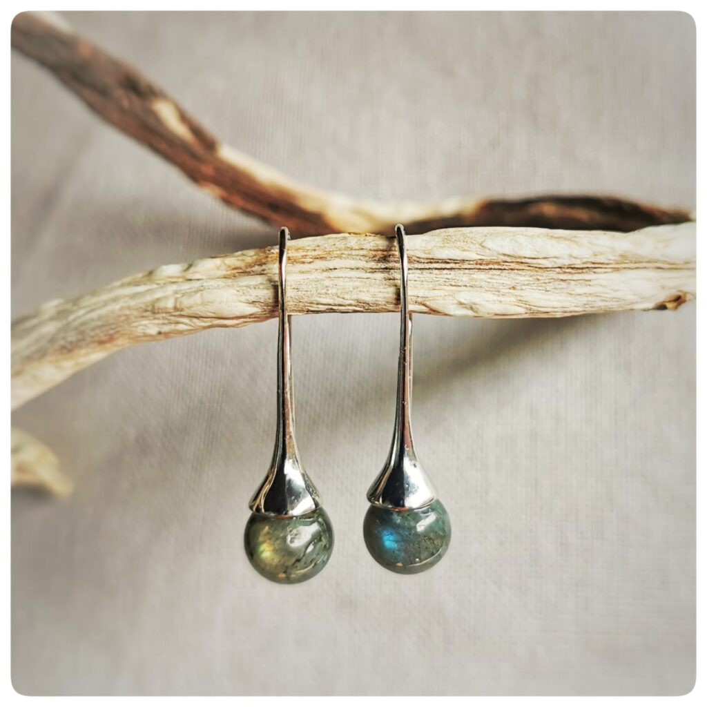 Alma, une paire de boucles pendantes - labradorite